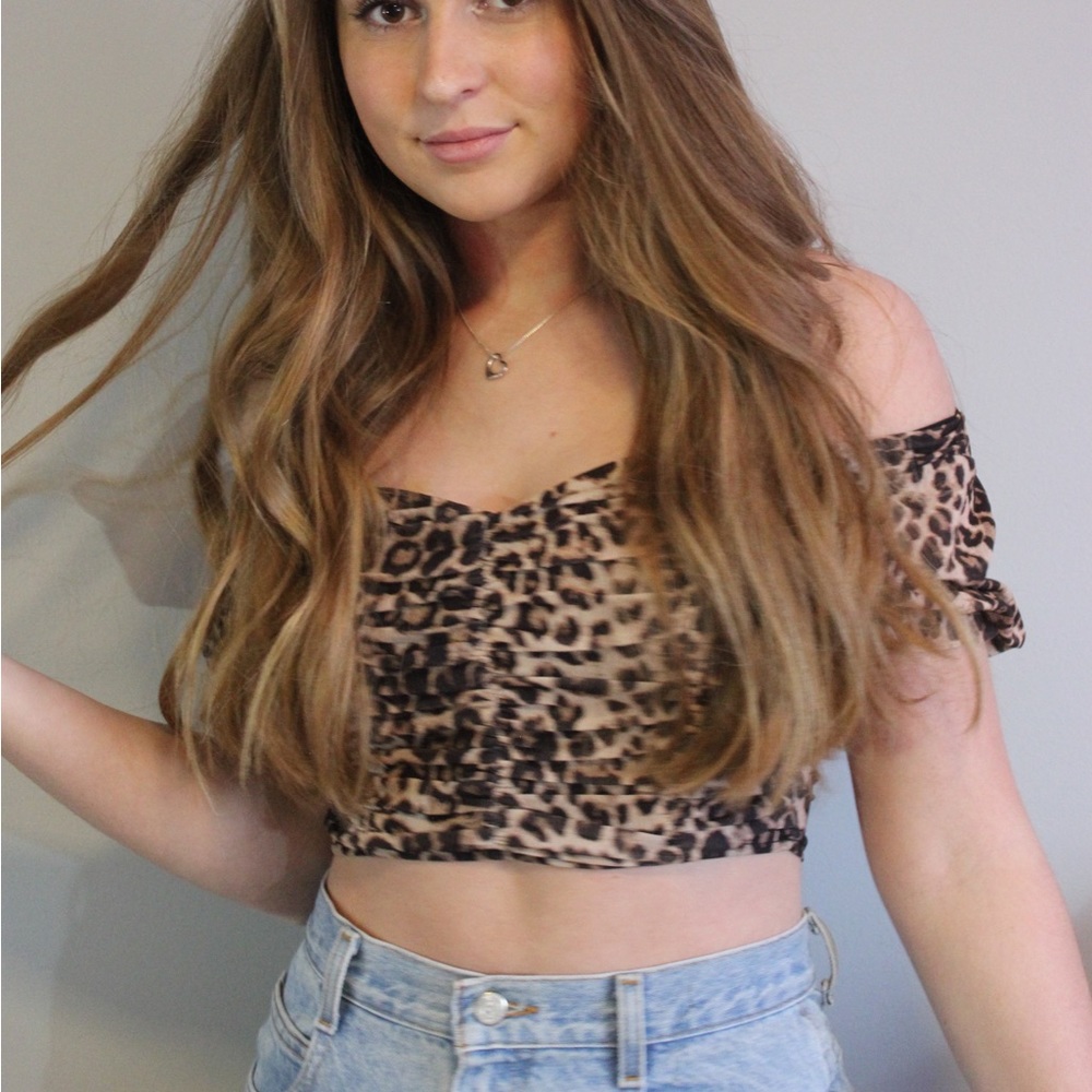 WINDSOR Cheetah Off the Shoulder Crop Top